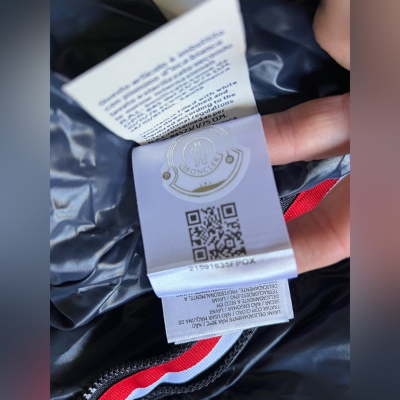 Moncler Montbeliard Short
Down jacket - Picture 9 of 9